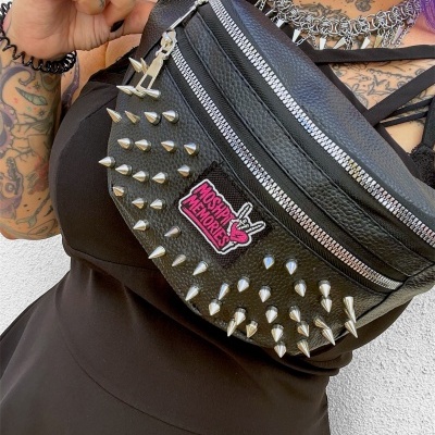 Bolsa preta com tachas metálicas e texto MOSHIN MEMORIES
