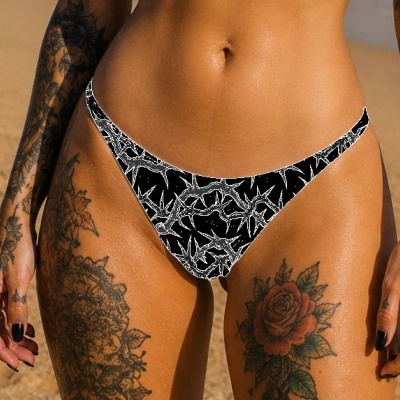 Calções de banho pretos com padrão branco em modelo de corpo tatuado