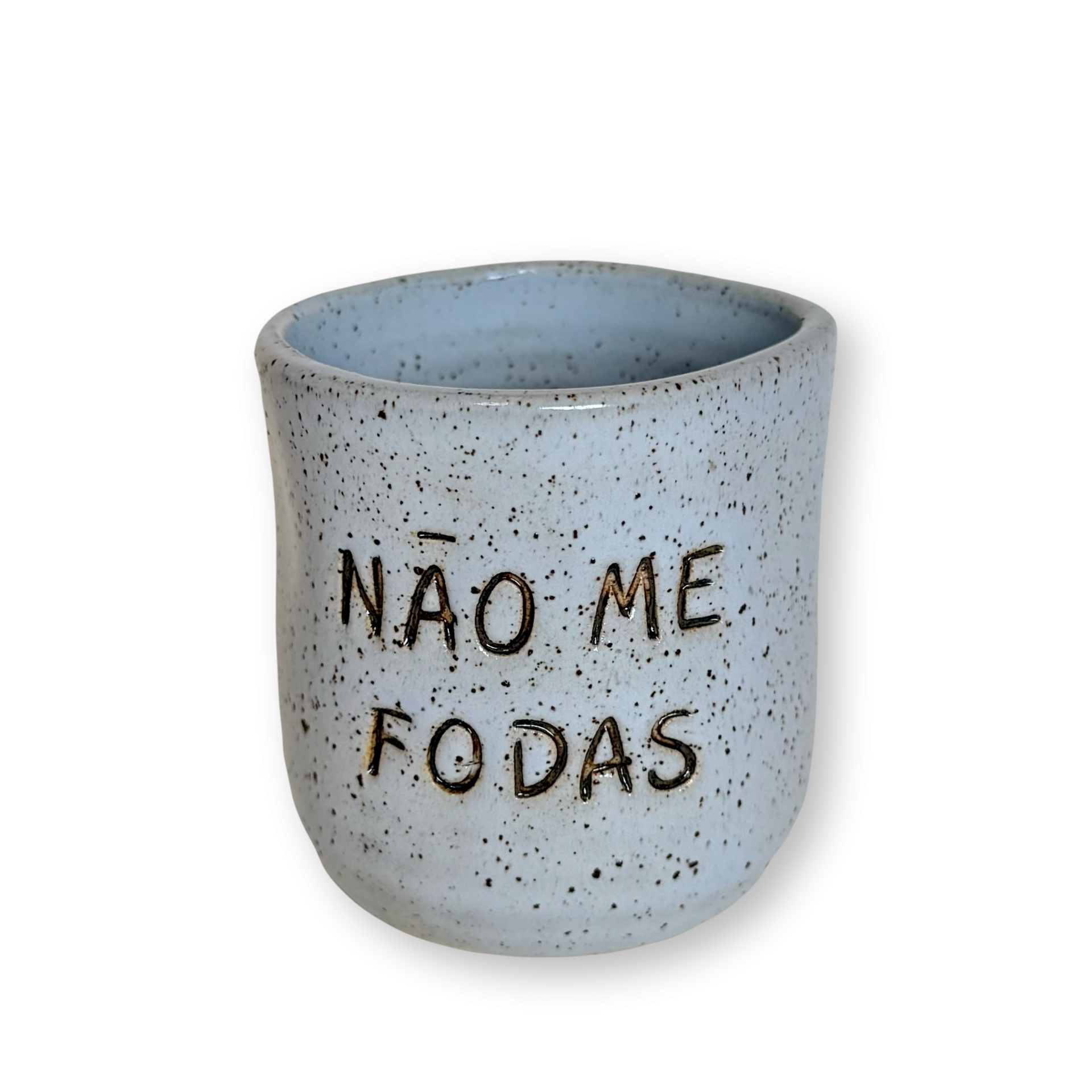 Caneca cerâmica branca com texto em relevo NAO ME FODAS