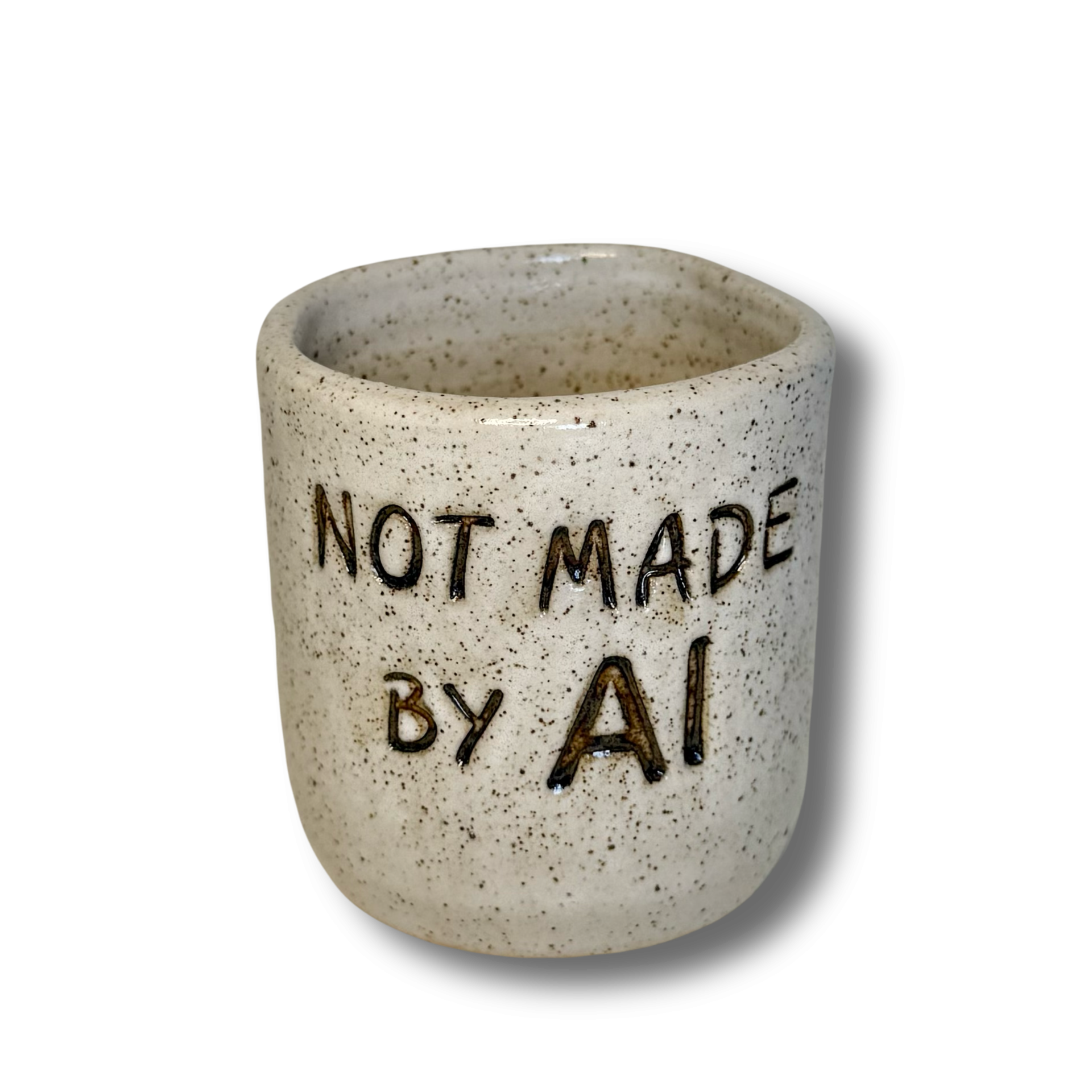 Vaso de cerâmica com texto gravado NOT MADE BY AI