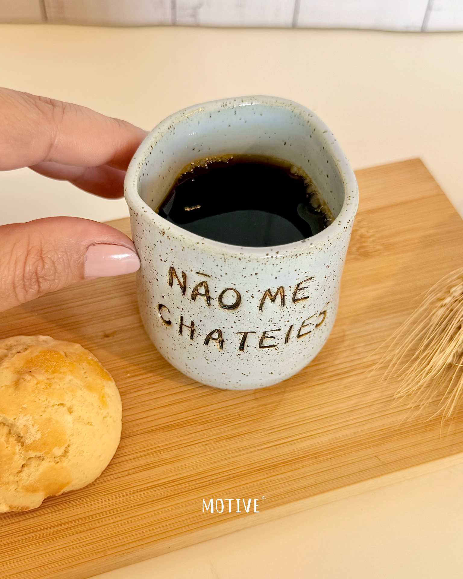Copinho de Café NÃO ME CHATEIES Caneca de cerâmica branca com texto e café, tábua de madeira, biscoito e espiga seca
