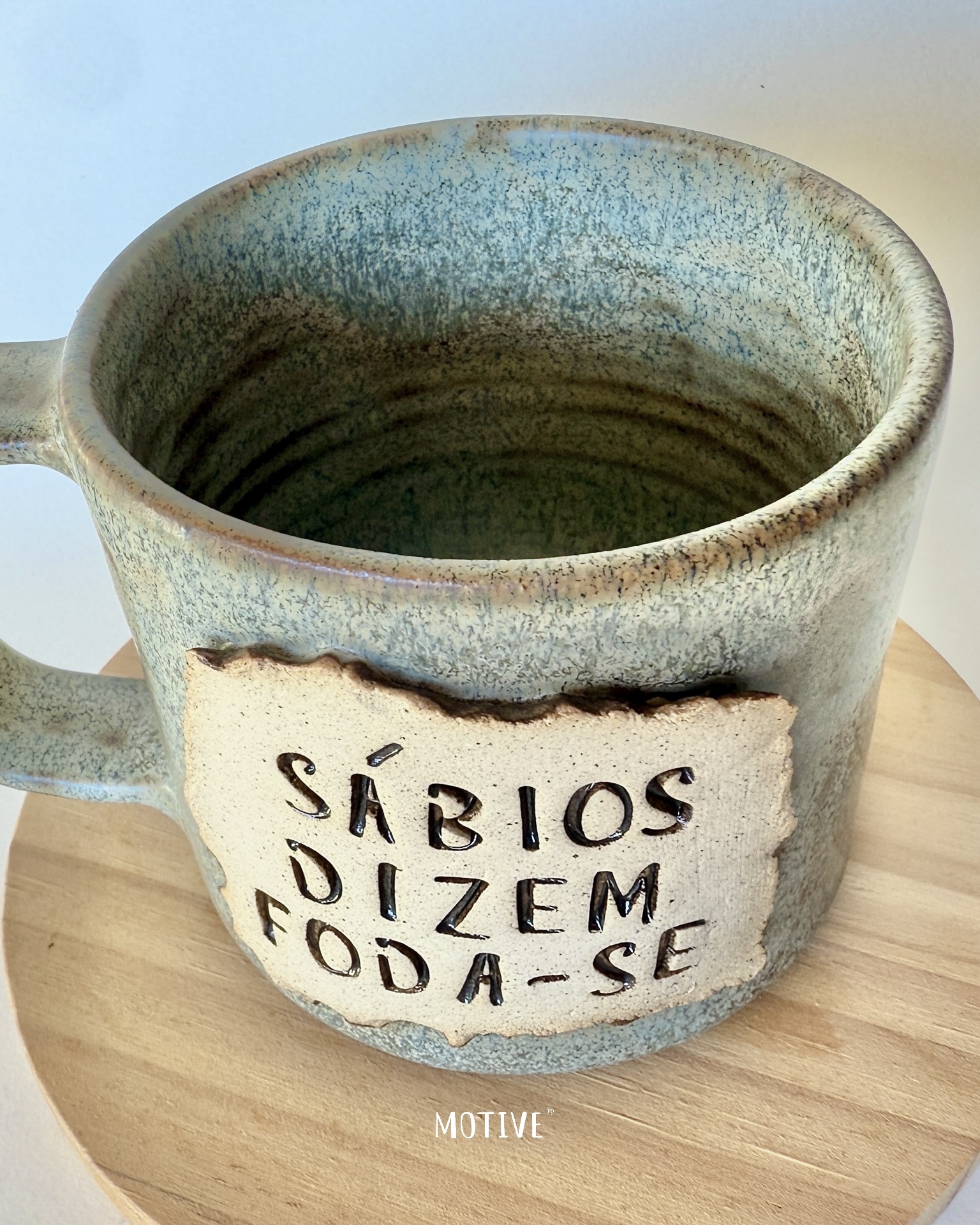 Caneca Sábios Dizem Foda-se Caneca cerâmica verde e bege com texto em relevo