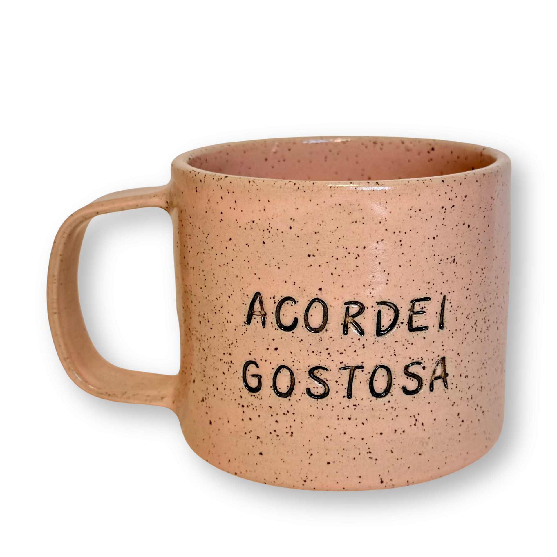 Caneca rosa salmão de cerâmica com frase escrita ACORDEI GOSTOSA