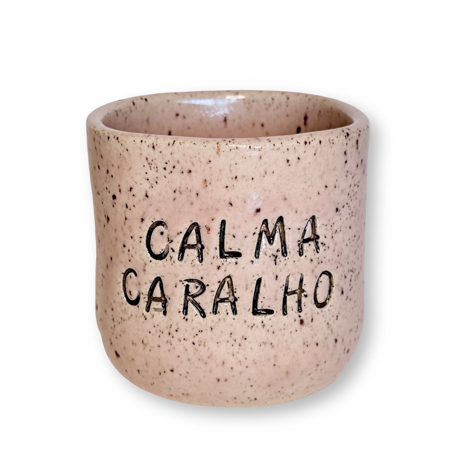 Copo de cerâmica bege com textura salpicada e texto CALMA CARALHO