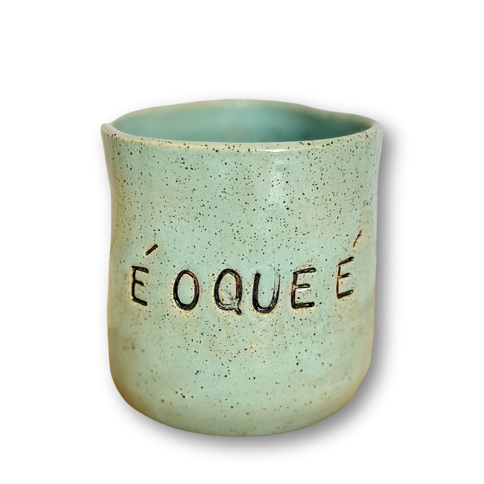 Vaso de cerâmica verde com palavra gravada