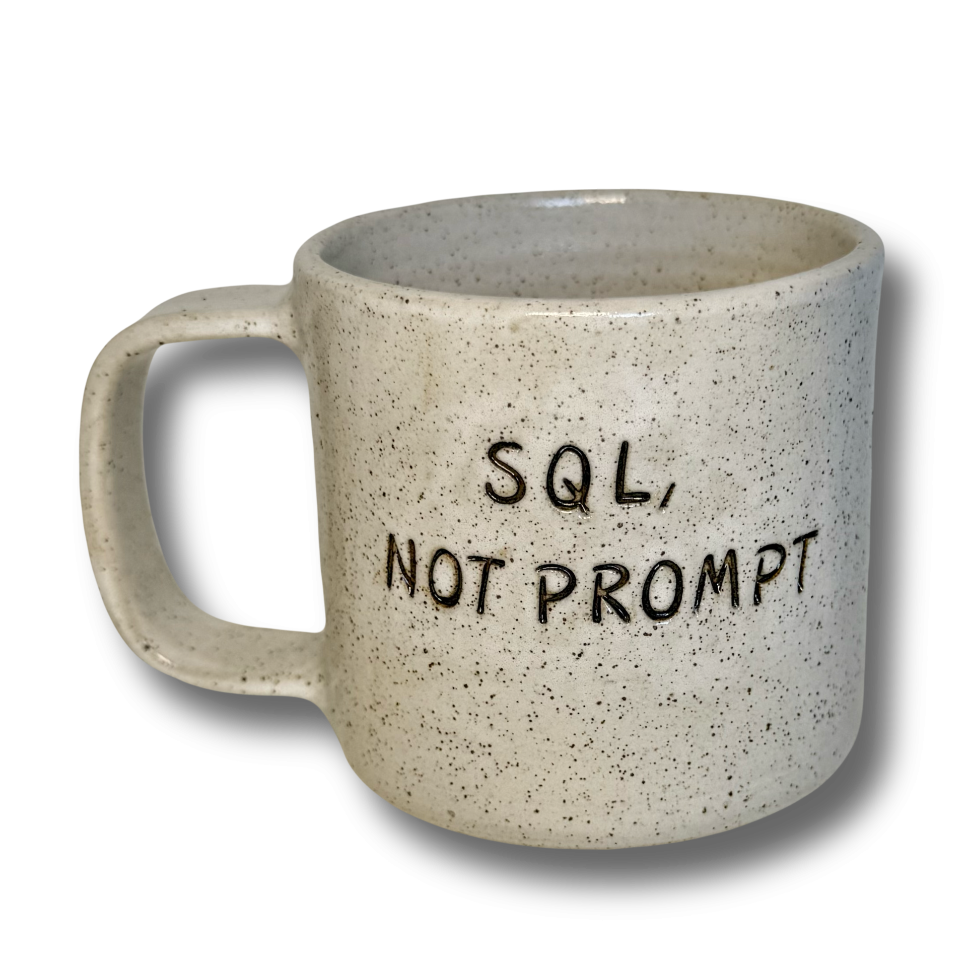 Caneca cinzenta manchada com texto em relevo