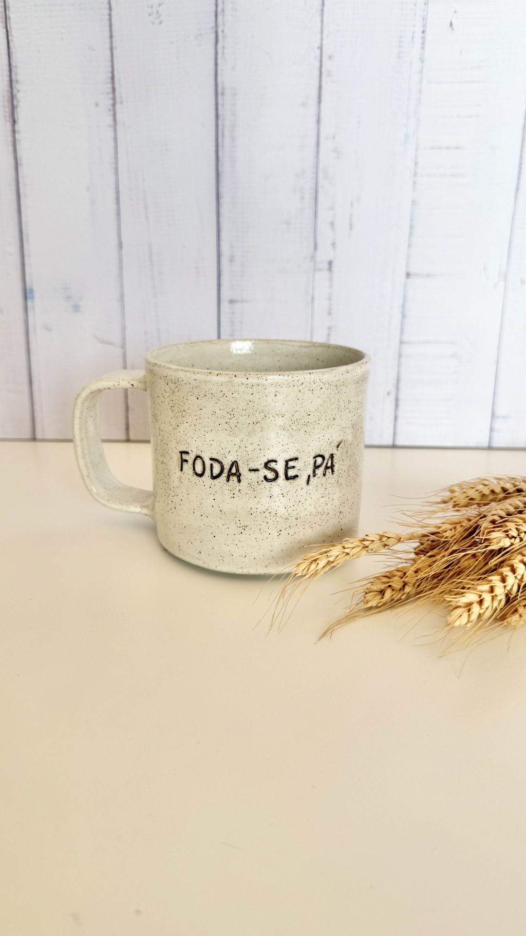 Caneca Foda-se, pá - Branco Vintage Caneca de cerâmica bege com frase FODA-SE, PÁ e trigo ao lado