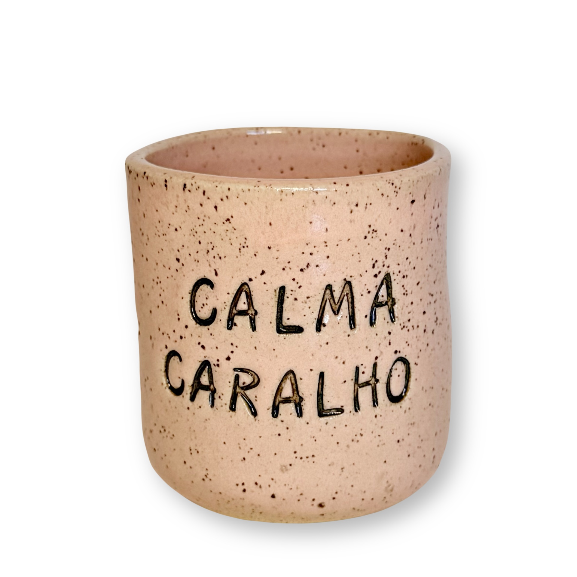 COPINHO Calma Caralho - Salmão Caneca bege em cerâmica com texto CALMA CARALHO