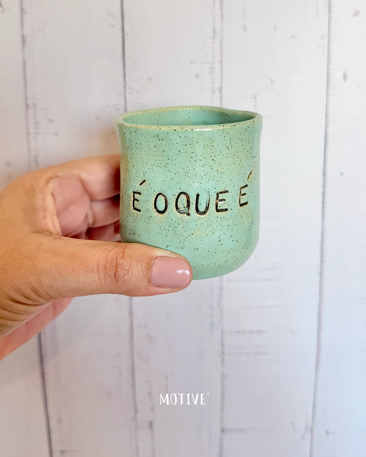 Copinho de Café É O QUE É - Verde menta Caneca cerâmica verde clara com a frase É O QUE É na frente
