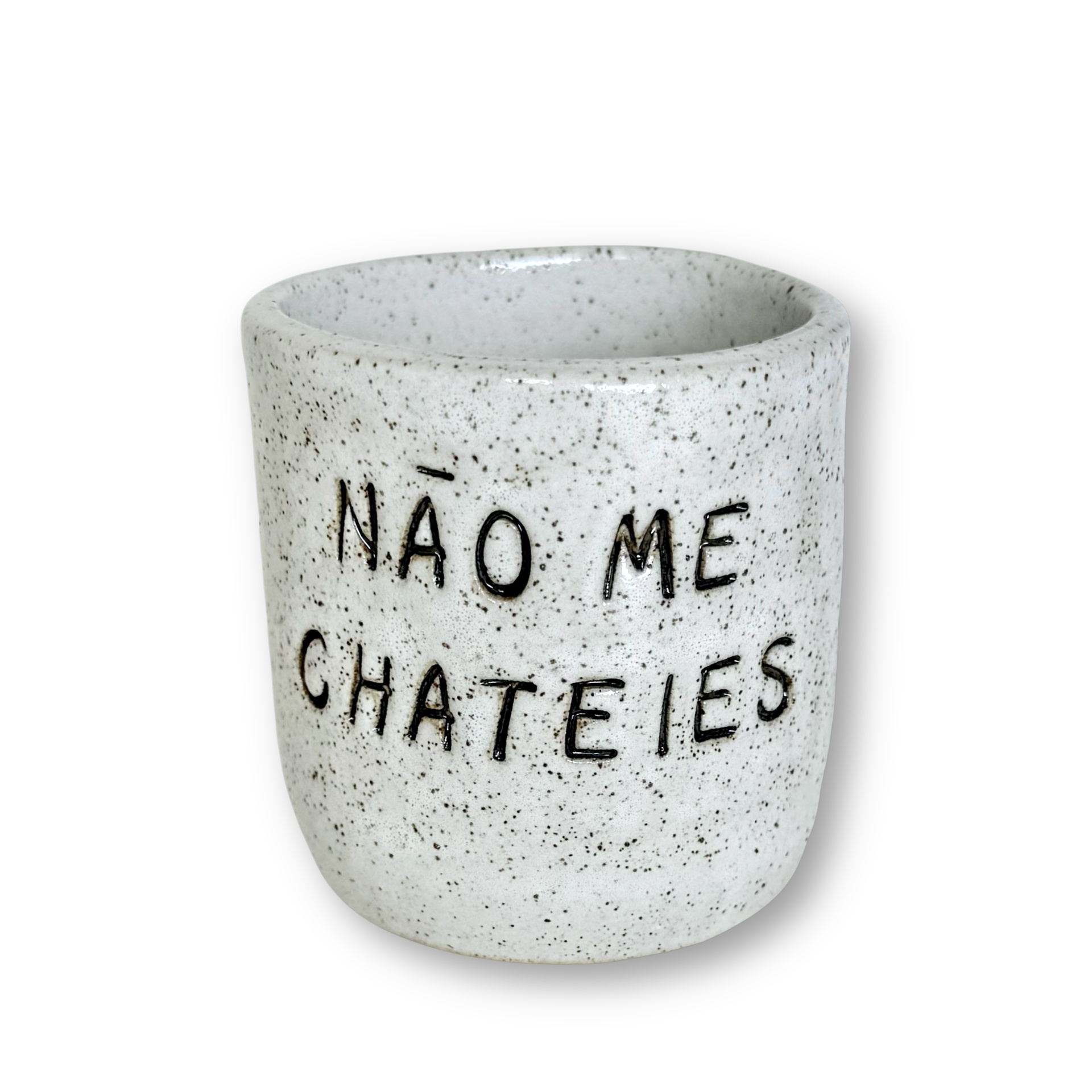Copo de cerâmica branco com manchas pretas e texto gravado