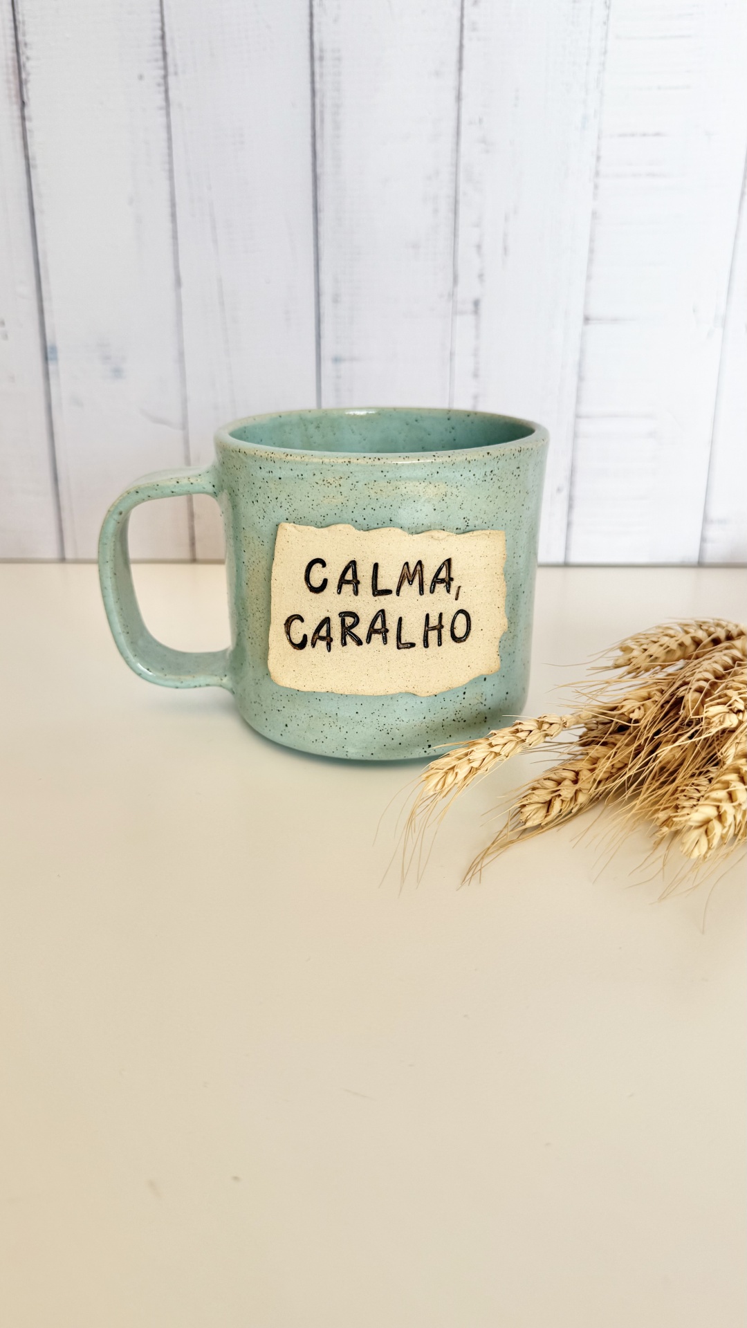 Caneca Calma Caralho Verde Caneca verde água com texto CALMA, CARALHO em etiqueta bege