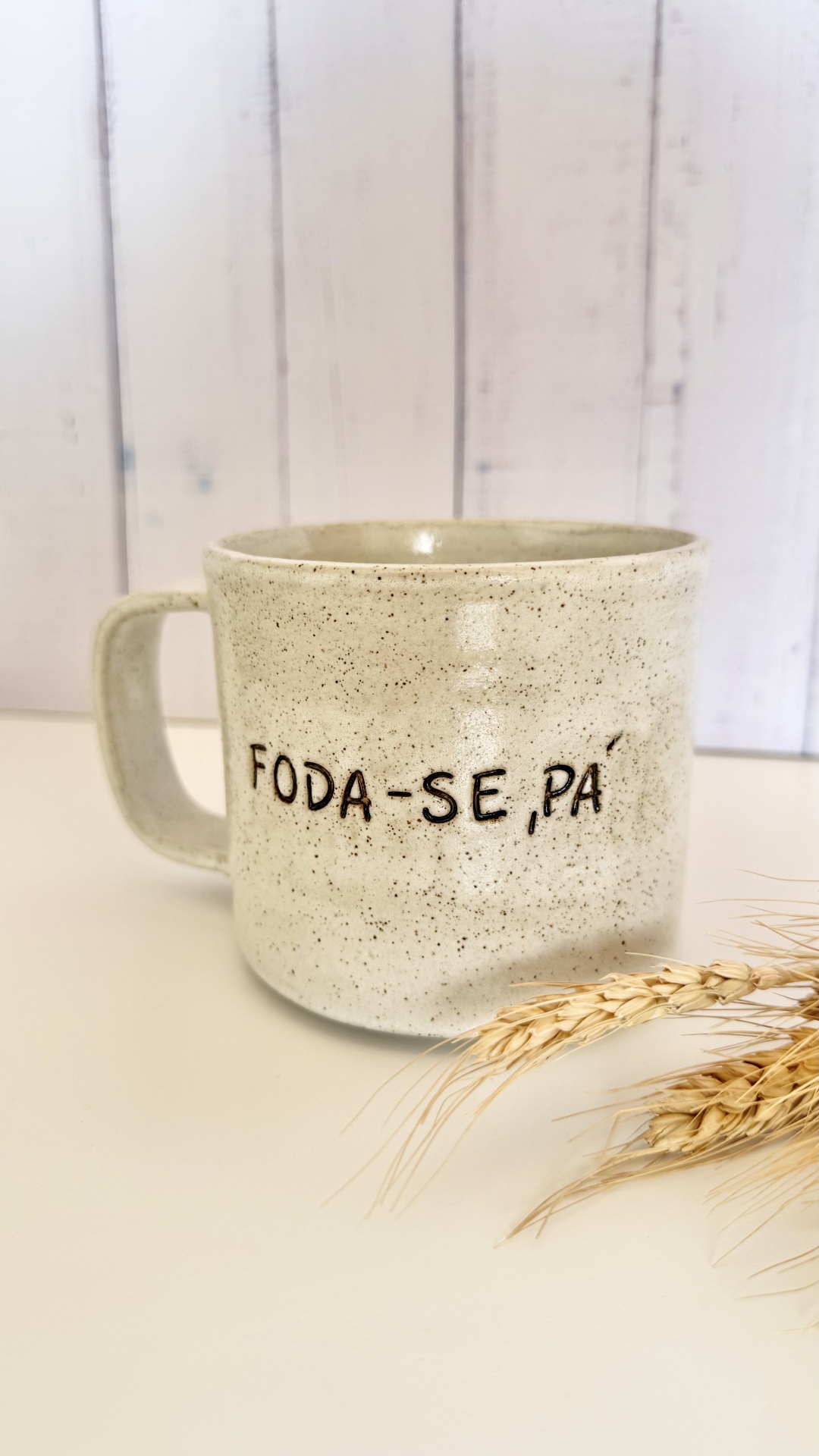 Caneca Foda-se, pá - Branco Vintage Caneca de cerâmica bege com manchas castanhas e texto FODA-SE, PA em preto