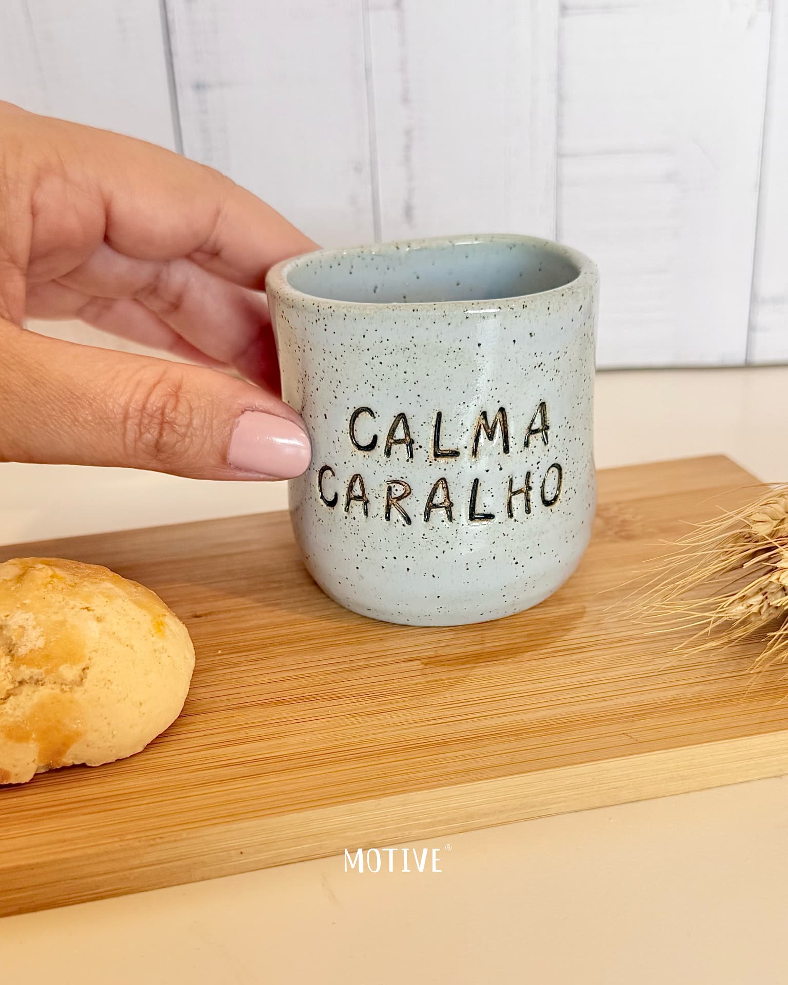 Copinho de Café CALMA CARALHO - Azul Celeste Caneca de cerâmica cinza claro pontilhada com texto CALMA CARALHO
