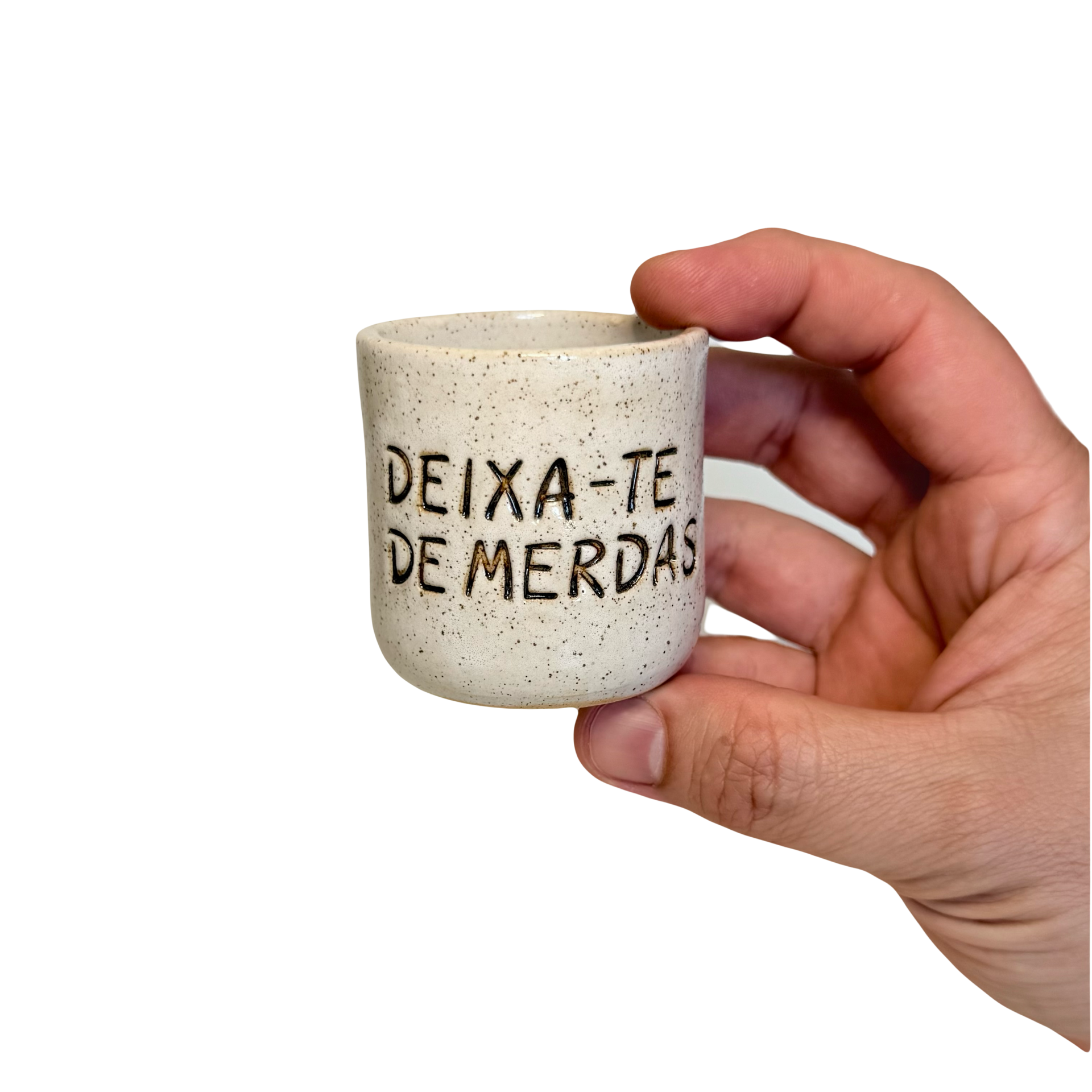 MINI Copinho Deixa-te de Merdas - Branco Vintage Caneca pequena de cerâmica bege com texto em letras maiúsculas escuras