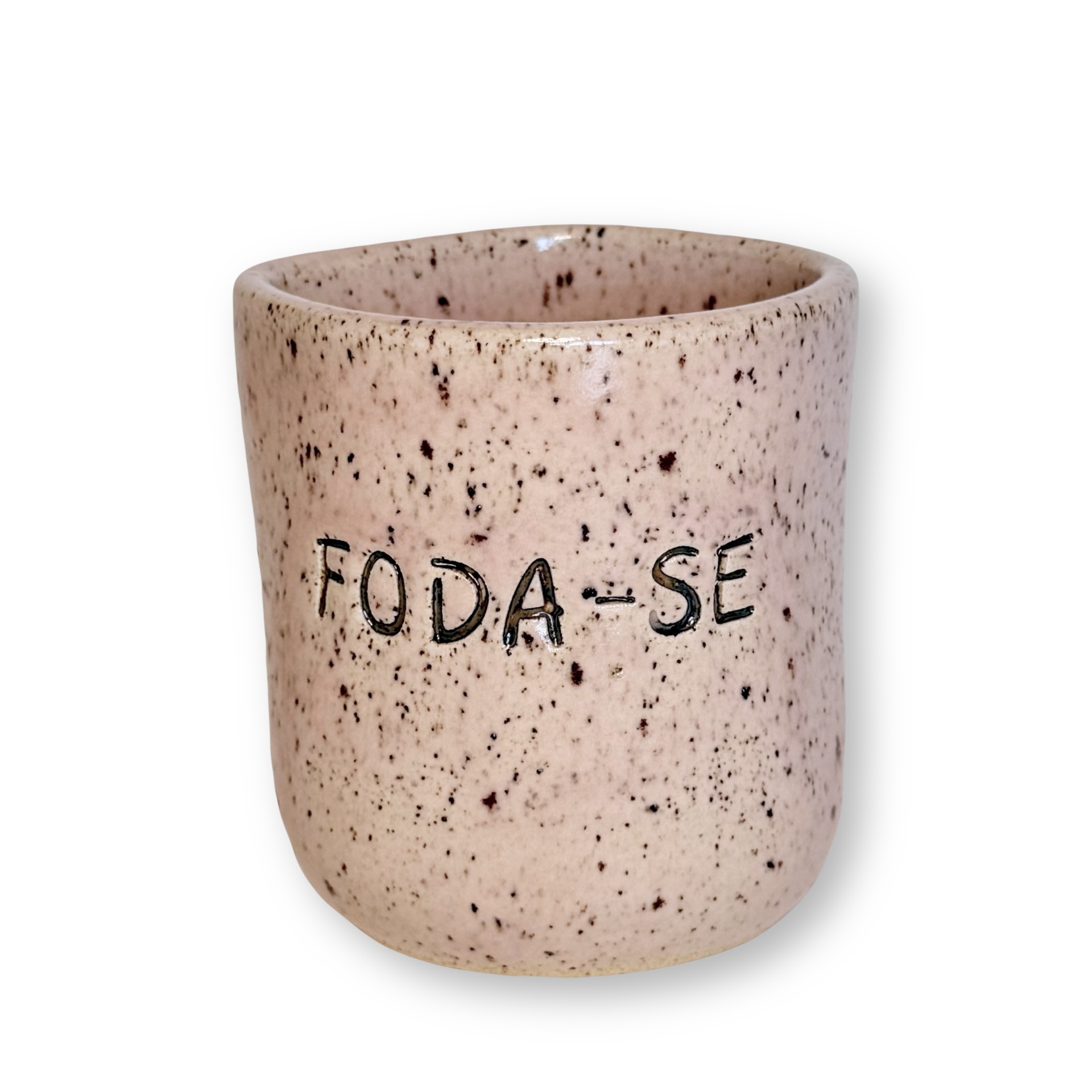 COPINHO Foda- se - Rosa Nude Vaso de cerâmica bege com manchas escuras e texto FODA-SE gravado.