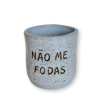 Caneca cerâmica branca com texto em relevo NAO ME FODAS