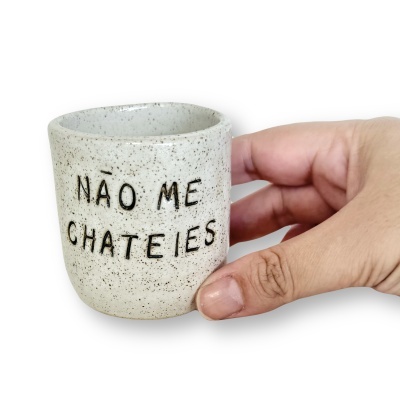 Caneca de cerâmica bege com texto NÃO ME CHATEIES