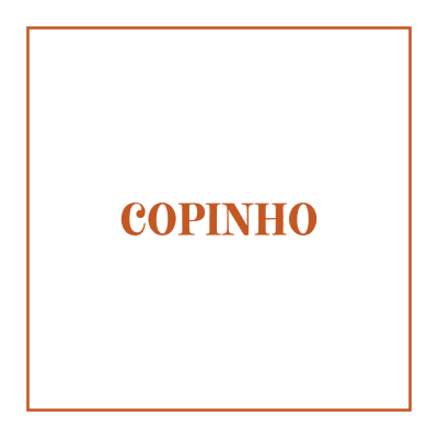 Etiqueta preta com texto castanho Copinho e padrão losango em branco e triângulo vermelho