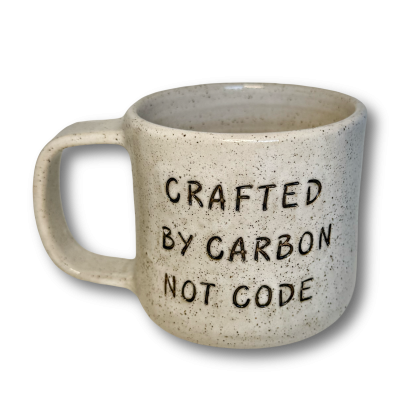 Caneca de cerâmica bege pontilhada com texto em relevo a negro