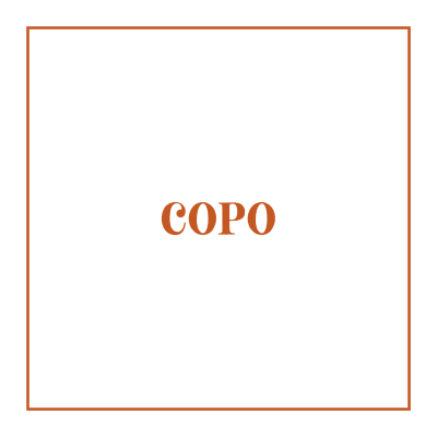 Copo transparente de vidro em superfície branca com sombra