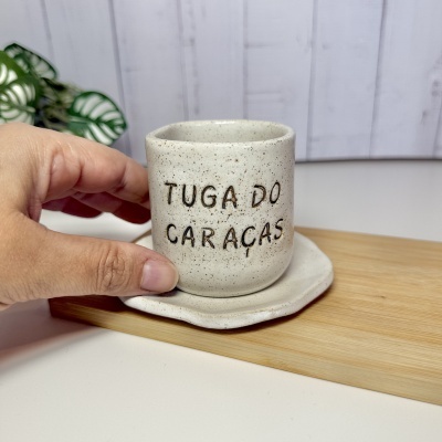 Caneca de cerâmica bege com texto TUGA DO CARAÇAS