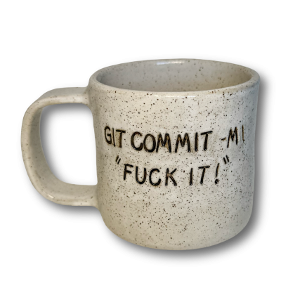 Caneca cerâmica branca pontilhada com texto GIT COMMIT -M FUCK IT!