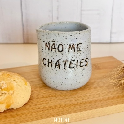 caneca cerâmica cinza com pontos e texto não me chateies