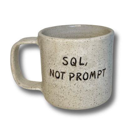 Caneca cinzenta manchada com texto em relevo