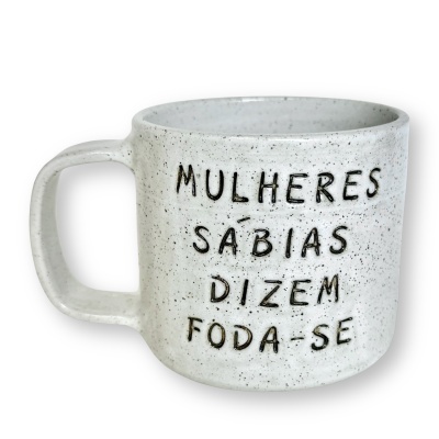 Caneca de cerâmica cinza claro com texto em relevo