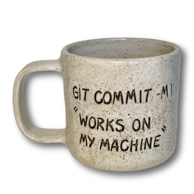 Caneca de cerâmica branca com texto GIT COMMIT -M WORKS ON MY MACHINE
