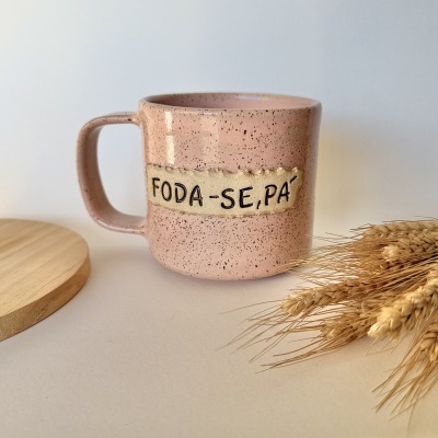Caneca de cerâmica rosa com placa bege e texto em preto