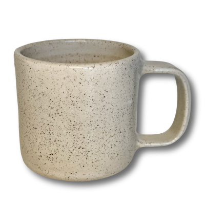 Caneca de cerâmica bege com pontos pretos e asa larga