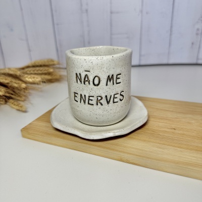 Conjunto de chávena e pires em cerâmica branca com texto NÃO ME ENERVES