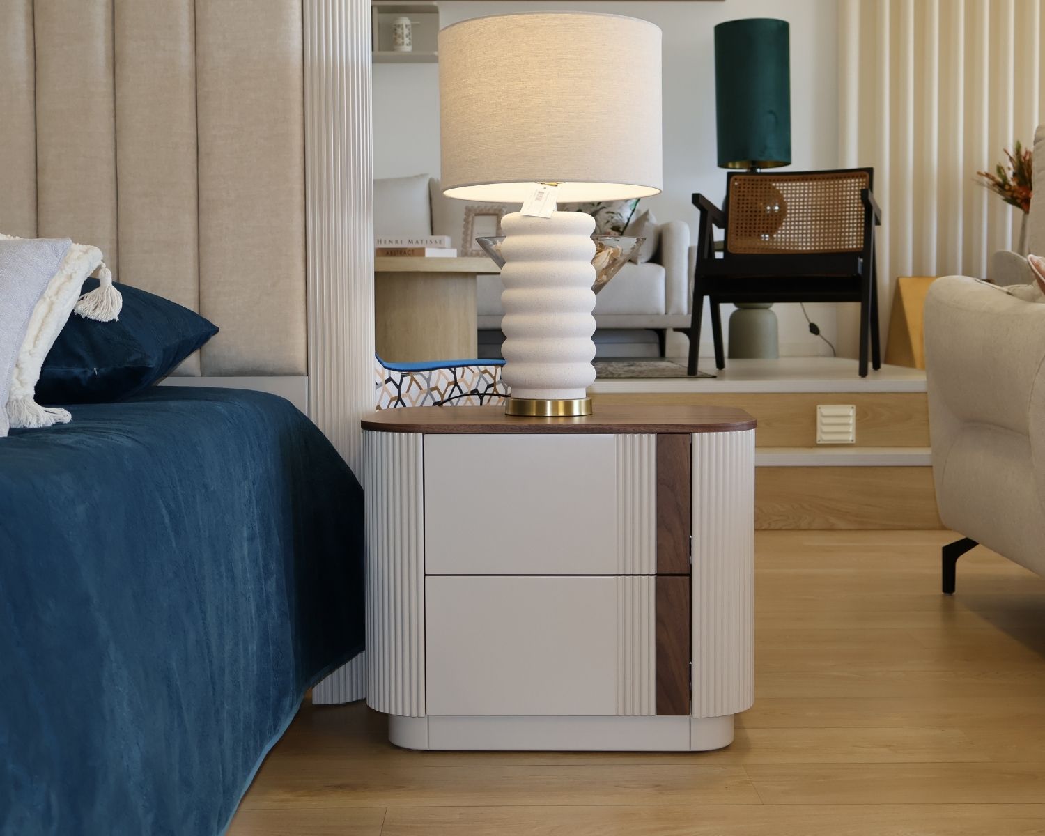 Mesa de cabeceira GYO com 2 gavetas Mesa de cabeceira com candeeiro branco ao lado de cama com colcha azul escura