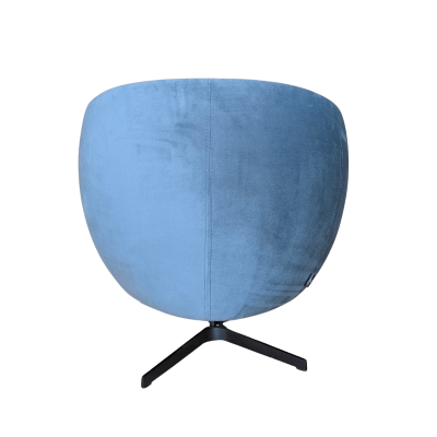 Poltrona azul clara com base metálica preta