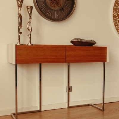 Móvel de entrada em madeira e metal com decoração e relógio de parede