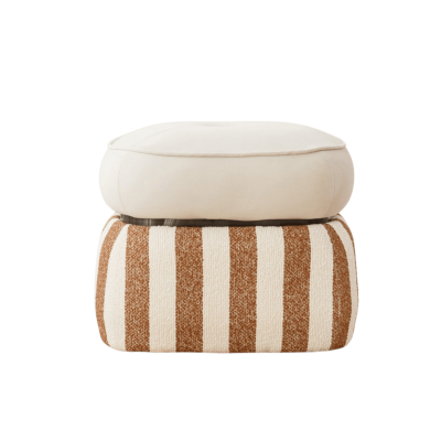 Pufe macio com almofada creme superior e almofada inferior com riscas castanho e branco
