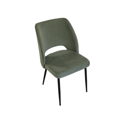 Cadeira estofada verde musgo com pernas metálicas pretas e recorte no encosto.