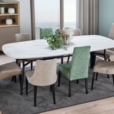 Mesa de jantar oval com tampo de mármore branco e cadeiras estofadas bege e verde