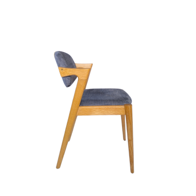 Cadeira de madeira clara com assento e encosto cinzentos, design moderno