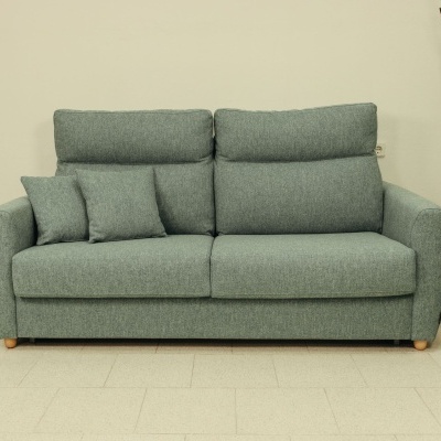 sofá verde-acinzentado de tecido com almofadas num ambiente interior