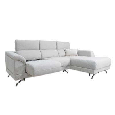 Sofá de canto cinzento claro em tecido, com almofada branca e pernas metálicas.