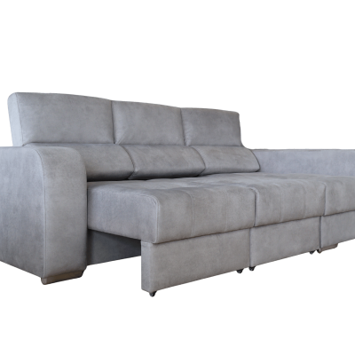 Sofá cinzento claro em tecido macio com encosto almofadado e braços largos