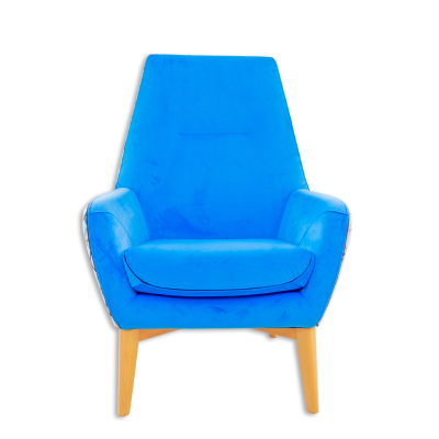 Poltrona azul de tecido com pernas de madeira