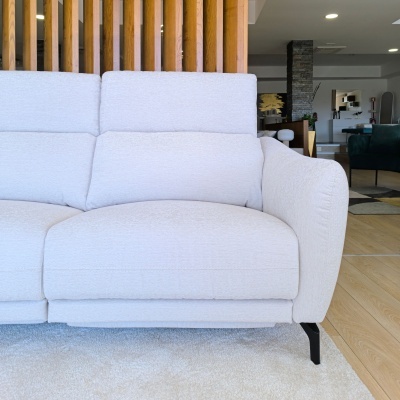 Sofá branco moderno com pés pretos e detalhe de textura suave