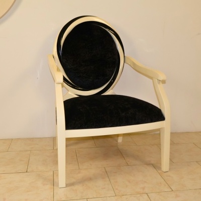 Cadeira branca com estofos pretos e encosto redondo