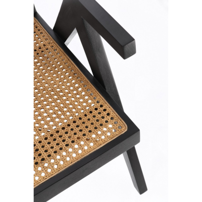 Cadeira de madeira preta com assento em palhinha natural entrelaçada