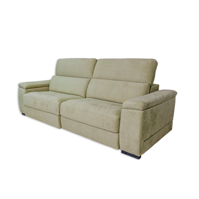 Sofá bege de dois lugares com braços largos e encostos almofadados