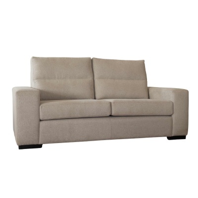 Sofá cinza claro de duas camas com braços largos e pés curtos pretos