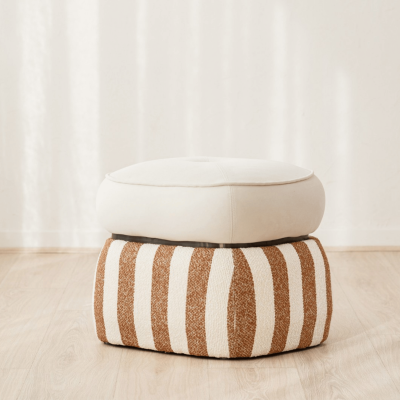 Pufe redondo bicolor com base riscada castanha e creme e parte superior creme